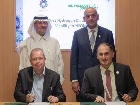 Air Products Qudra and ENOWA representatives at agreement signing for NEOM’s first hydrogen fueling station